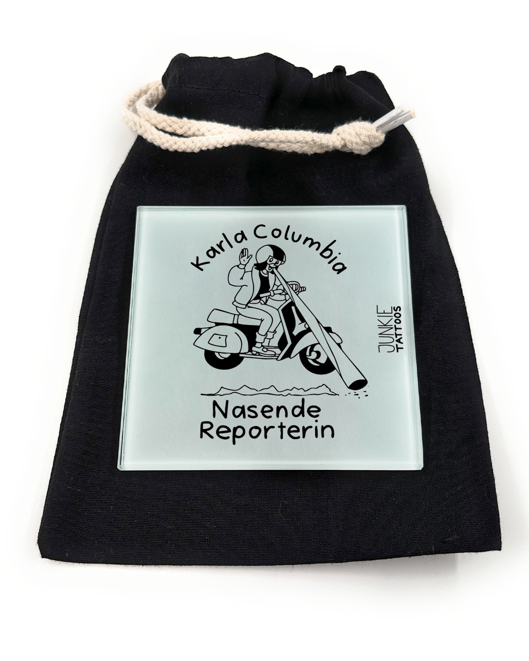 Karla Kolumbia - Robustes Echtglas Brettchen, 10x10cm, mit Stoffsäckchen & Kartenhalter - Junkie Tattoos