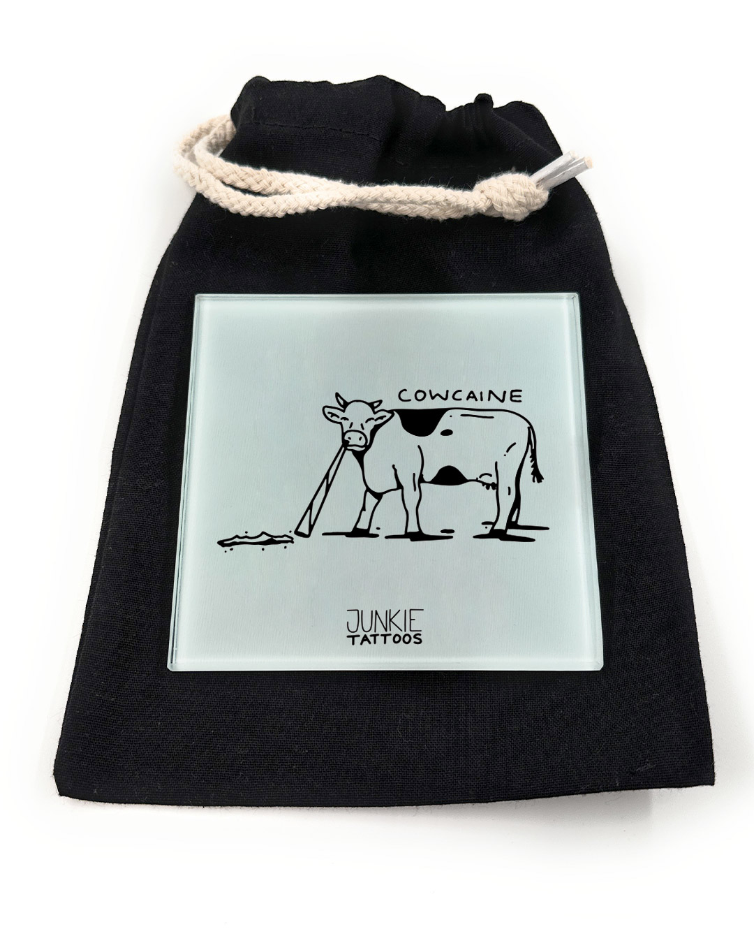 Cowcaine - Robustes Echtglas Brettchen, 10x10cm, mit Stoffsäckchen & Kartenhalter - Junkie Tattoos