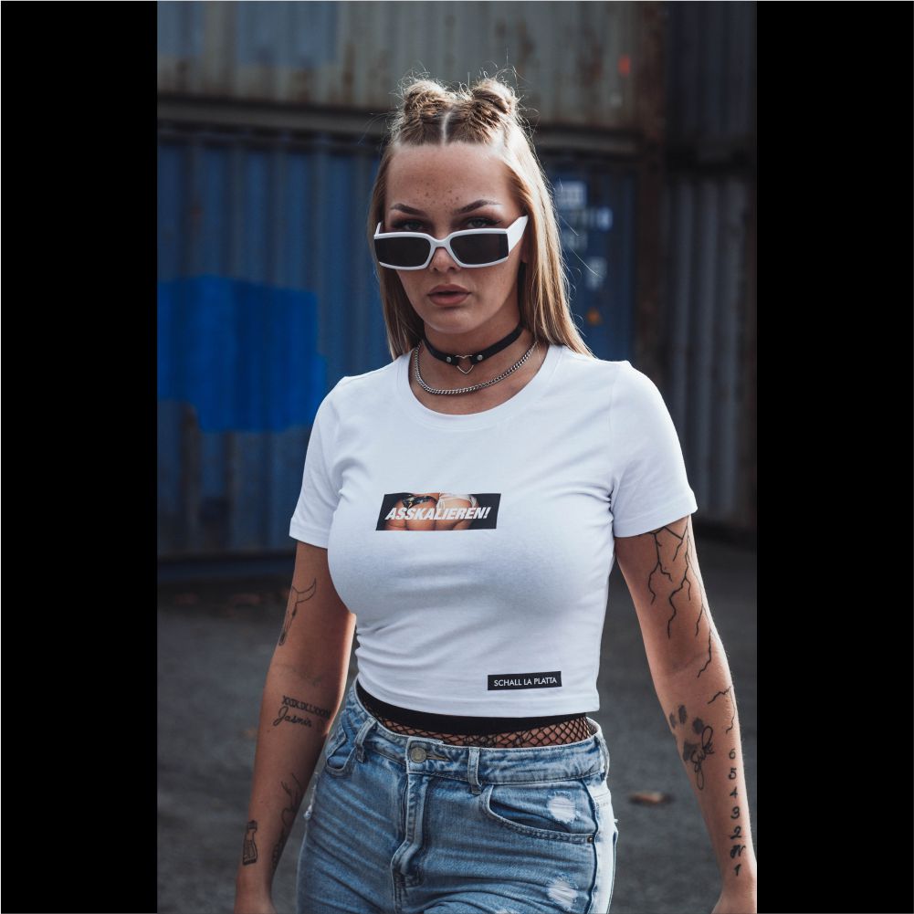 ASSKALIEREN! Crop Shirt weiß